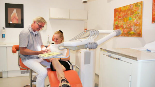 Zahnarzt-Homepage Zahnarzt im Gespräch mit Patienten